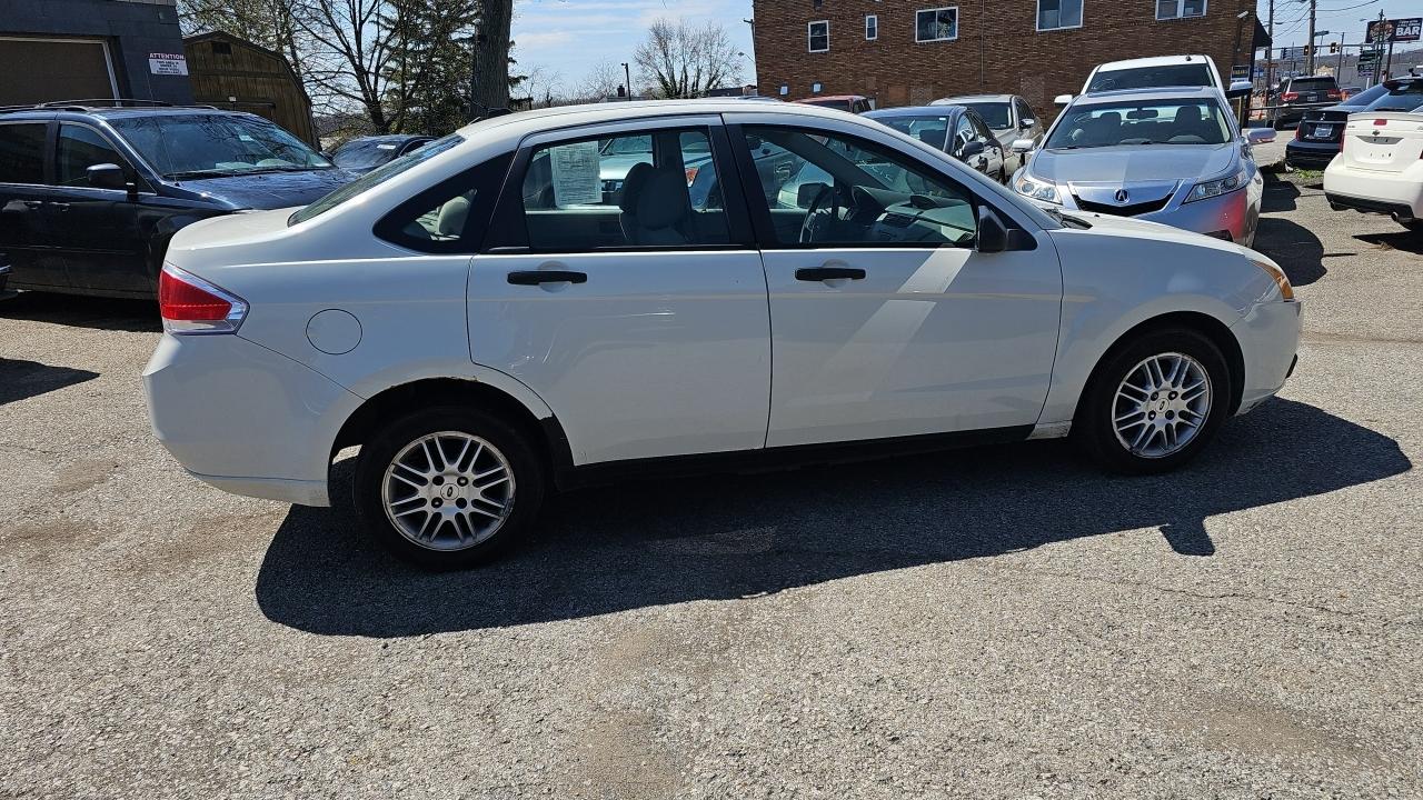 Ford Focus SE Sedan 2010