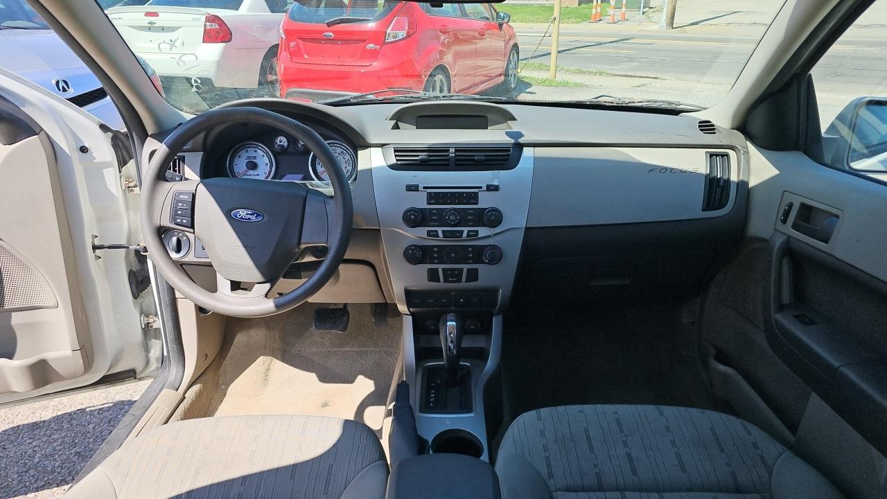 Ford Focus SE Sedan 2010