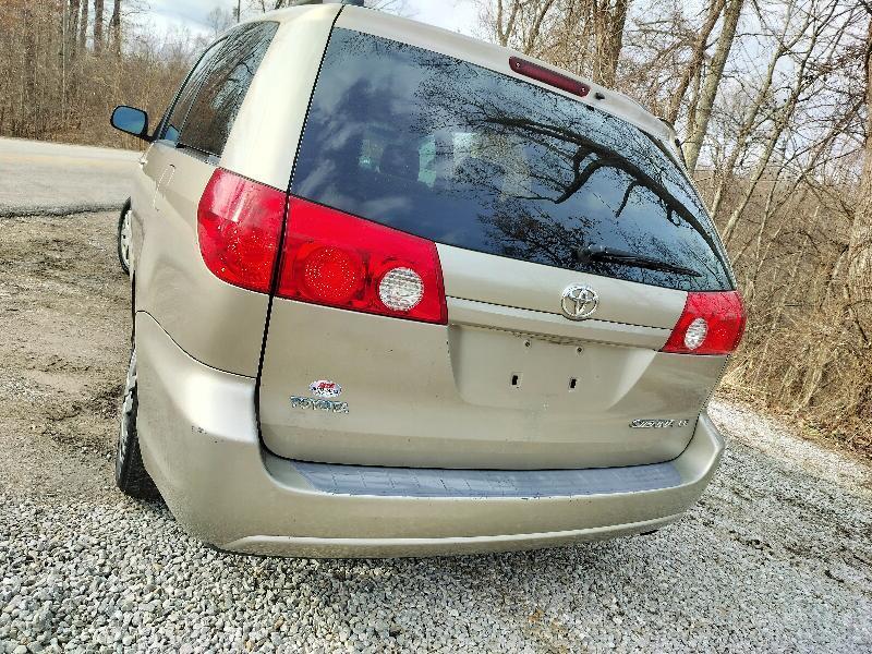 Toyota Sienna LE 7-Passenger 2006