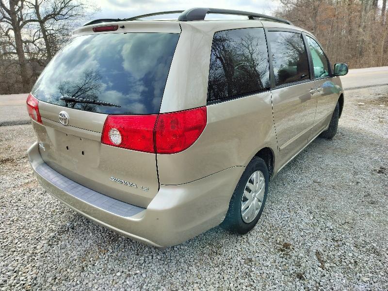 Toyota Sienna LE 7-Passenger 2006