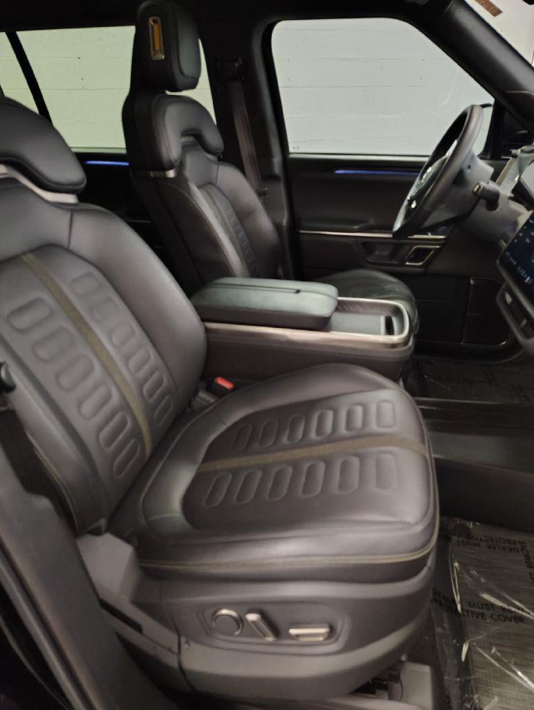 Rivian R1S Adventure 2023