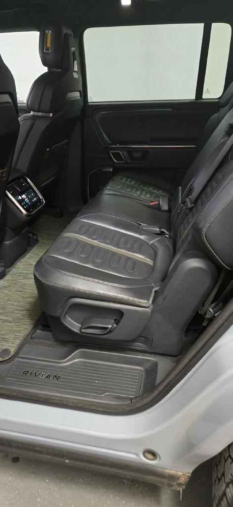 Rivian R1S Adventure 2023