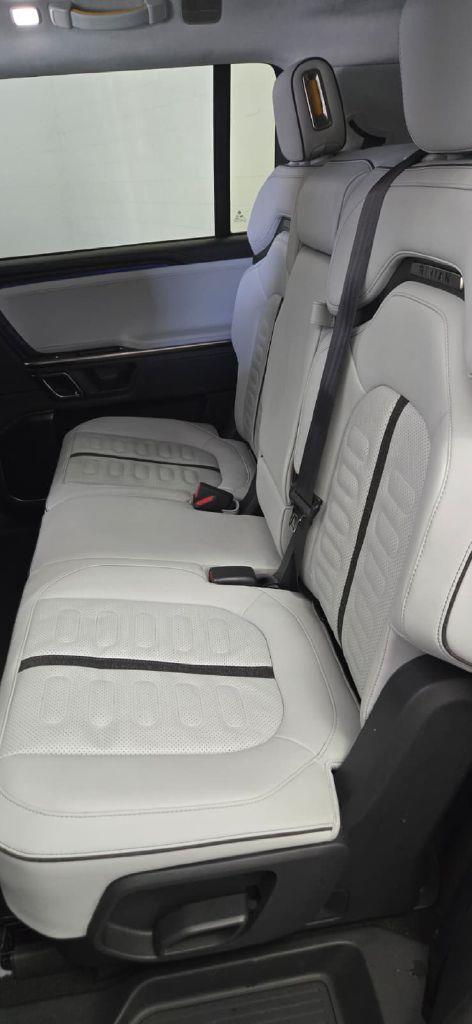 Rivian R1S Adventure 2023