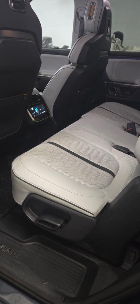 Rivian R1S Adventure 2023