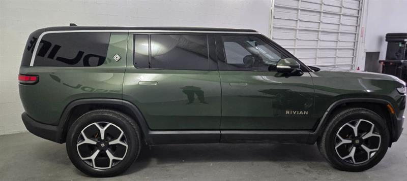 Rivian R1S Adventure 2023