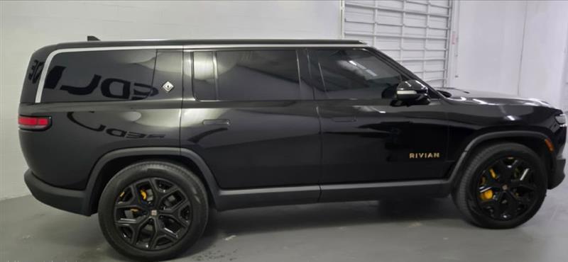 Rivian R1S Adventure 2023