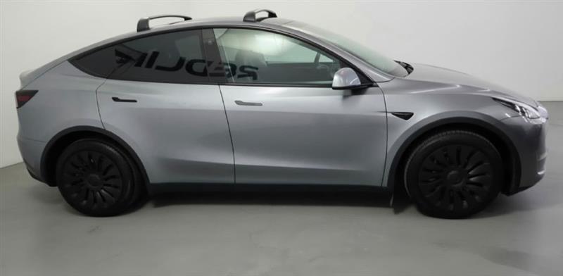 Tesla Model Y  2025