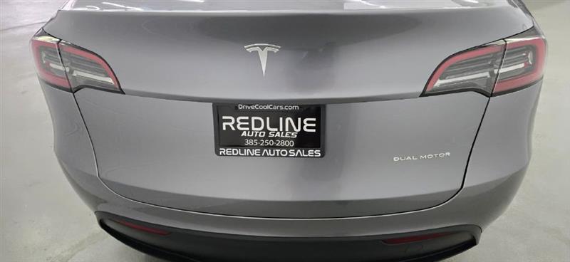 Tesla Model Y  2025