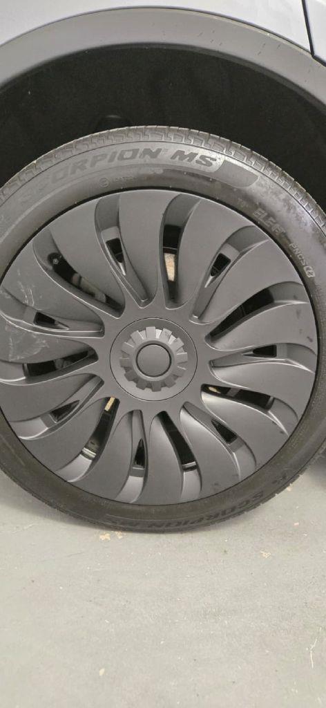 Tesla Model Y  2025