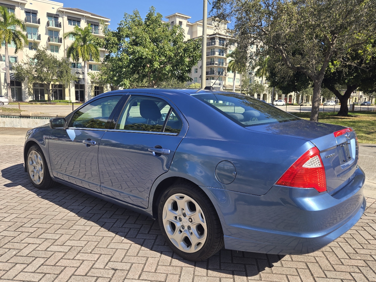 Ford Fusion SE FWD 2010
