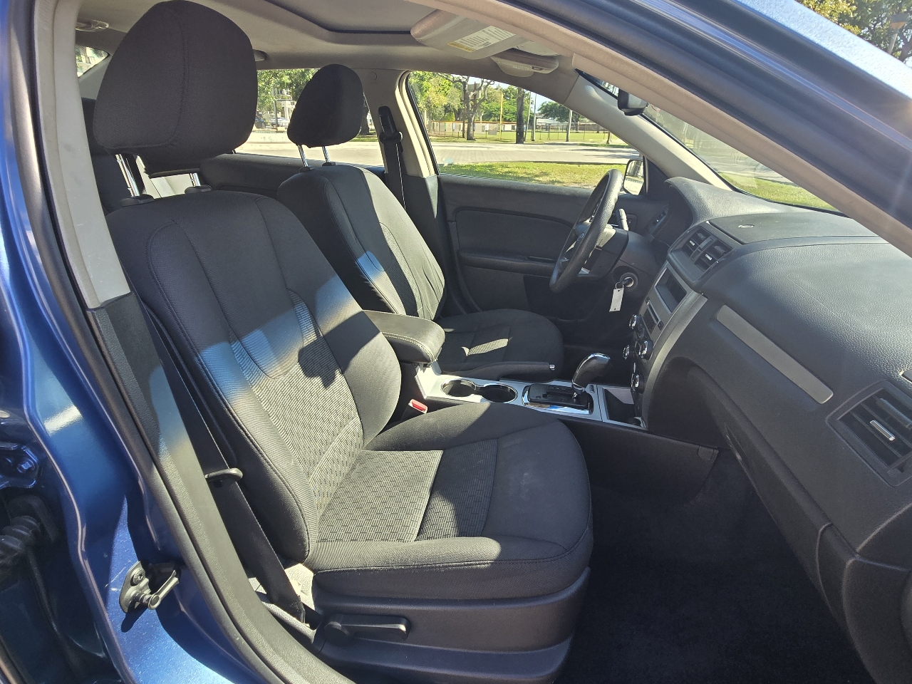 Ford Fusion SE FWD 2010