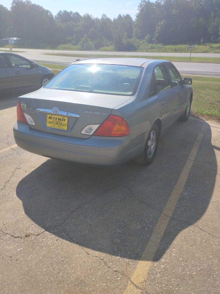Toyota Avalon XL 2000