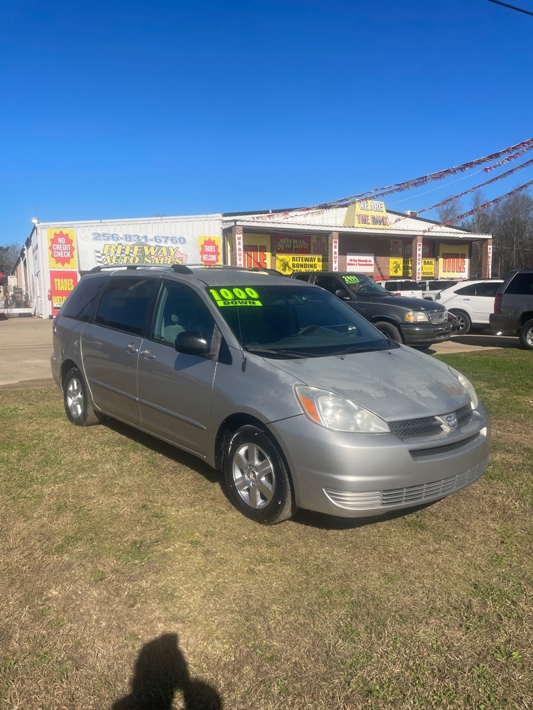 Toyota Sienna LE - 7 Passenger 2004