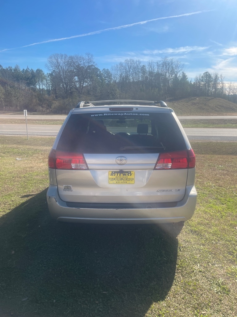 Toyota Sienna LE - 7 Passenger 2004