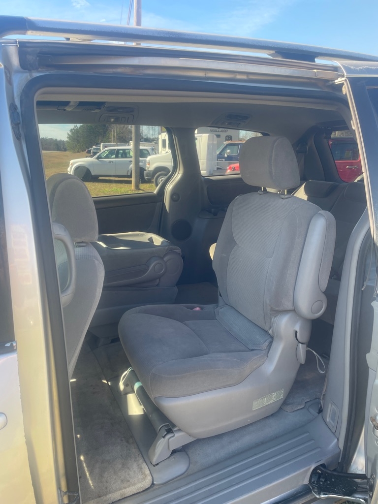 Toyota Sienna LE - 7 Passenger 2004