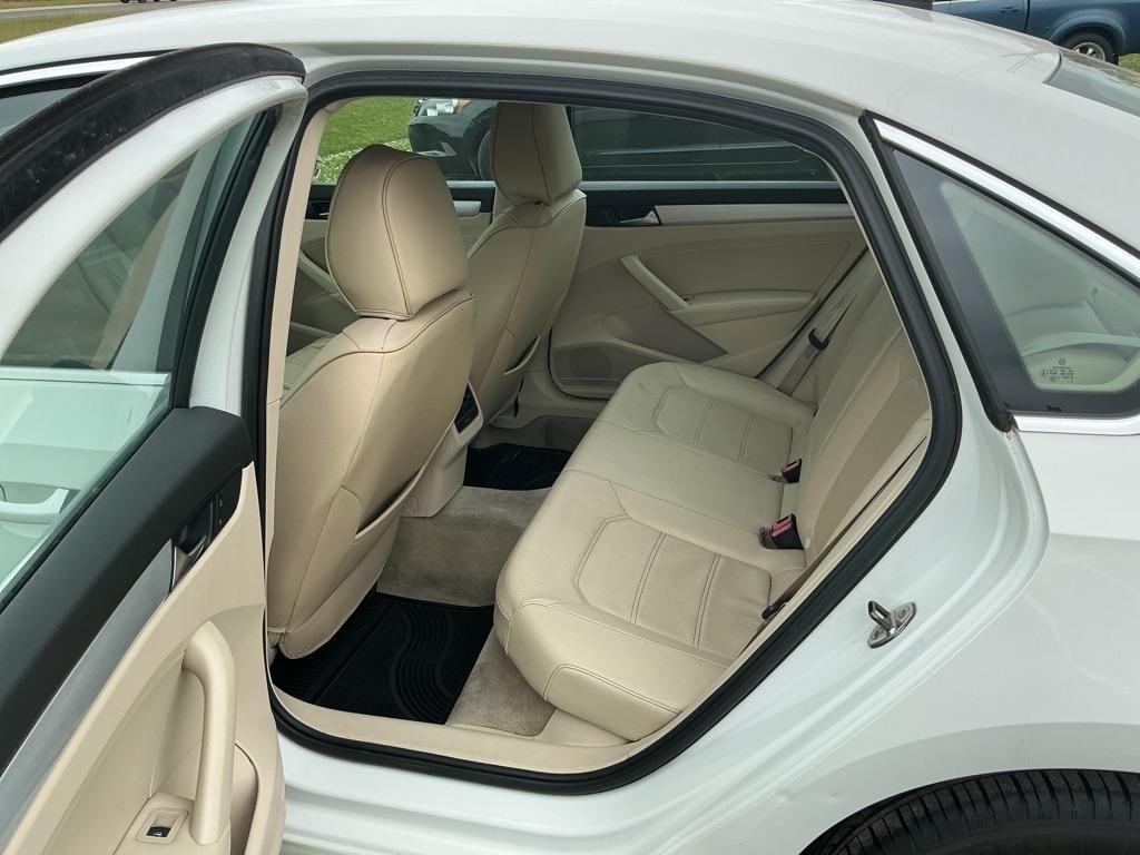 Volkswagen Passat 2.5L SE AT 2013