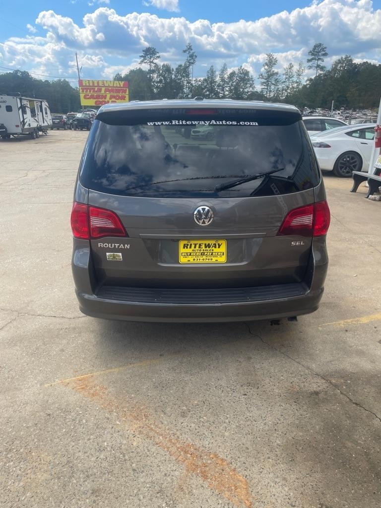 Volkswagen Routan SEL w/Nav CARB 2010