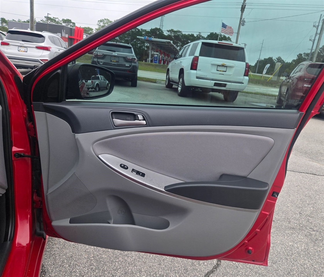 Hyundai Accent SE 4-Door 6A 2017 Hyundai Accent SE 4-Door 6A 2017