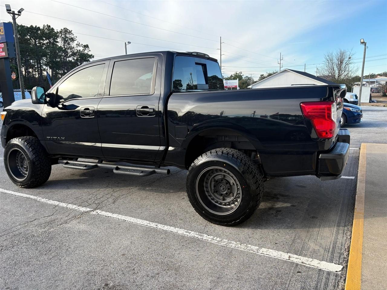 Nissan Titan SV Crew Cab 4WD 2021