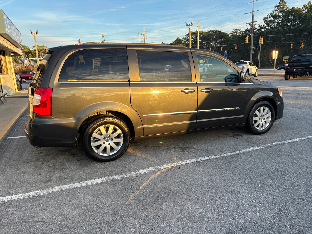 Chrysler Town & Country Touring-L 2012