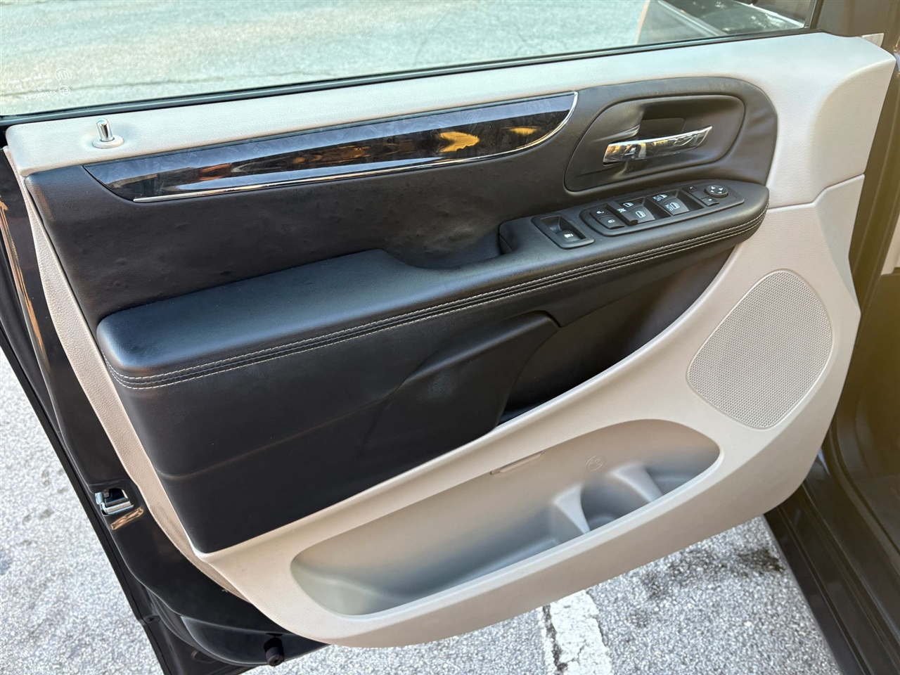 Chrysler Town & Country Touring-L 2012