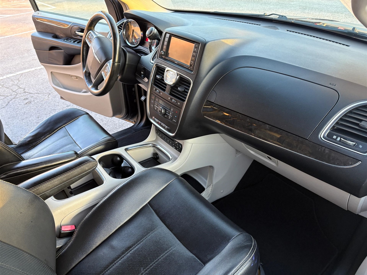 Chrysler Town & Country Touring-L 2012