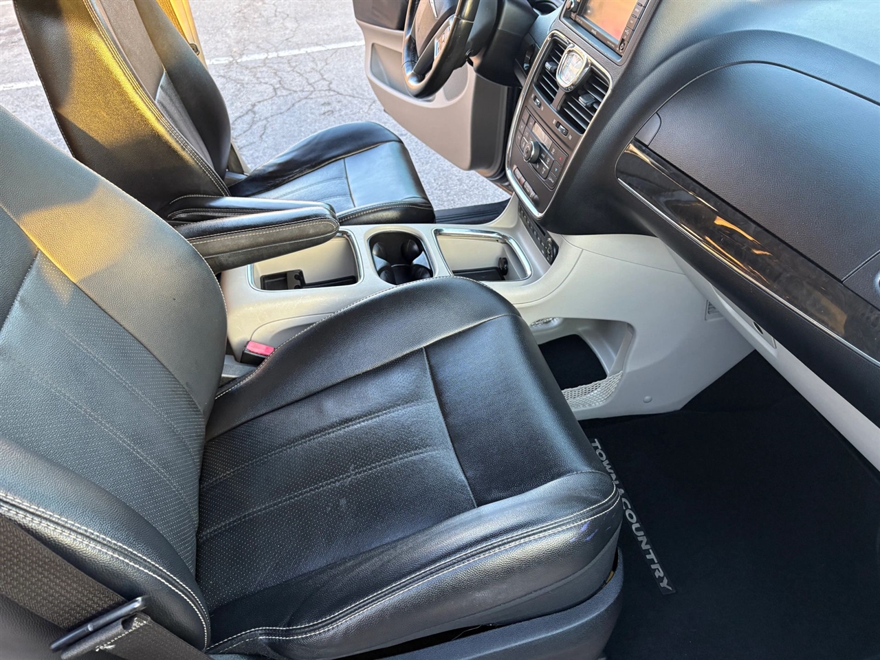 Chrysler Town & Country Touring-L 2012