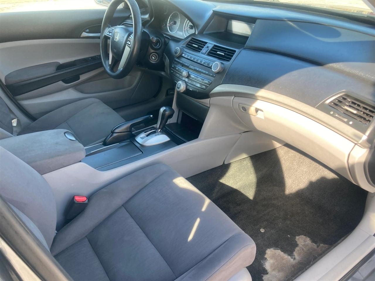 Honda Accord LX sedan AT 2012