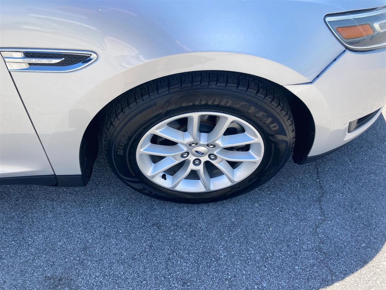 Ford Taurus SE FWD 2013