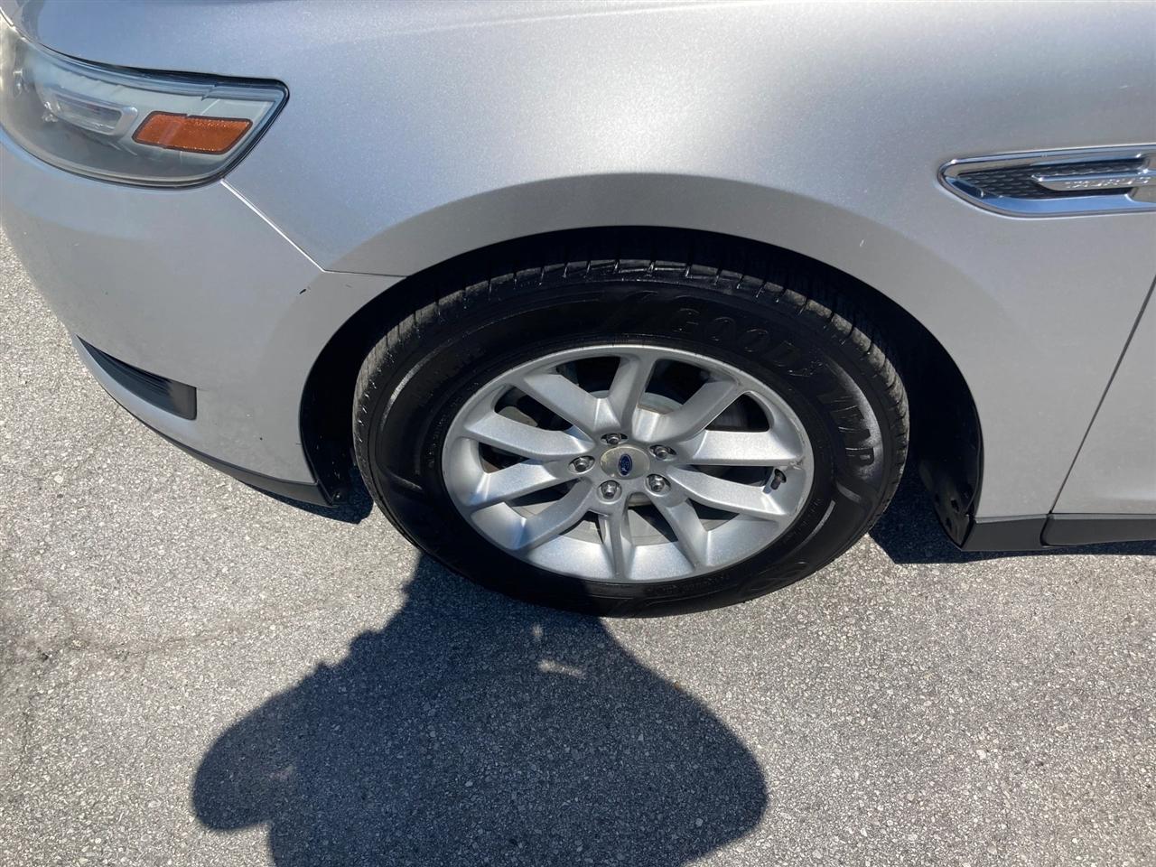 Ford Taurus SE FWD 2013