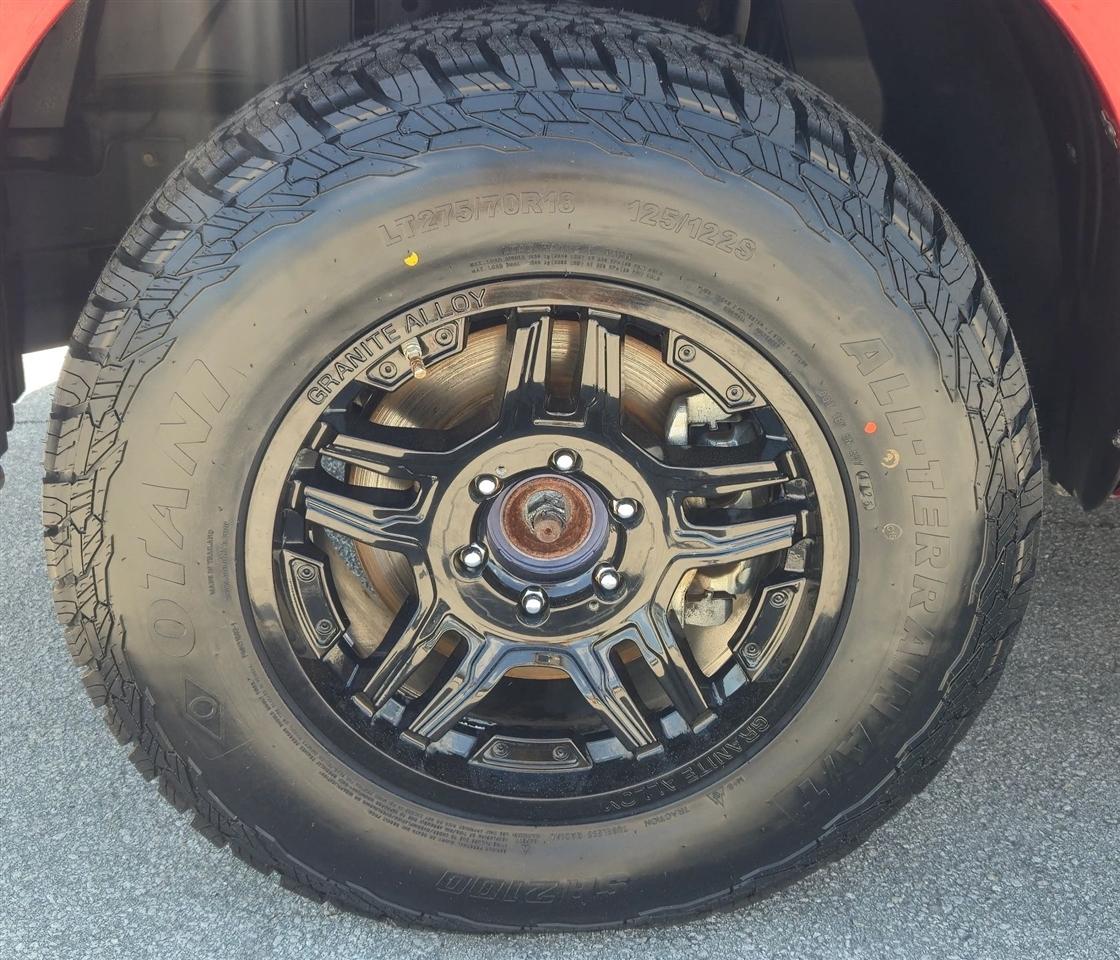 Nissan Titan SV Crew Cab 4WD 2017