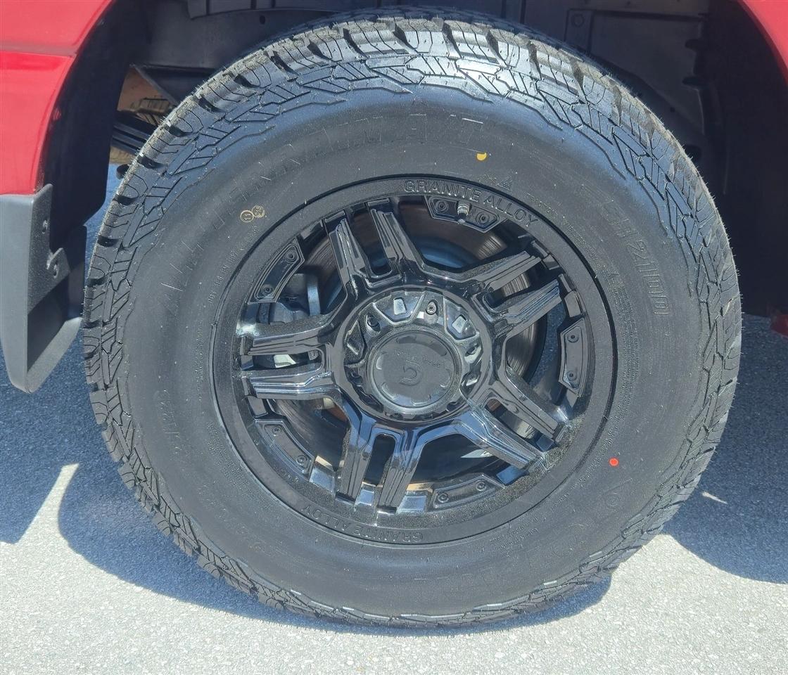 Nissan Titan SV Crew Cab 4WD 2017