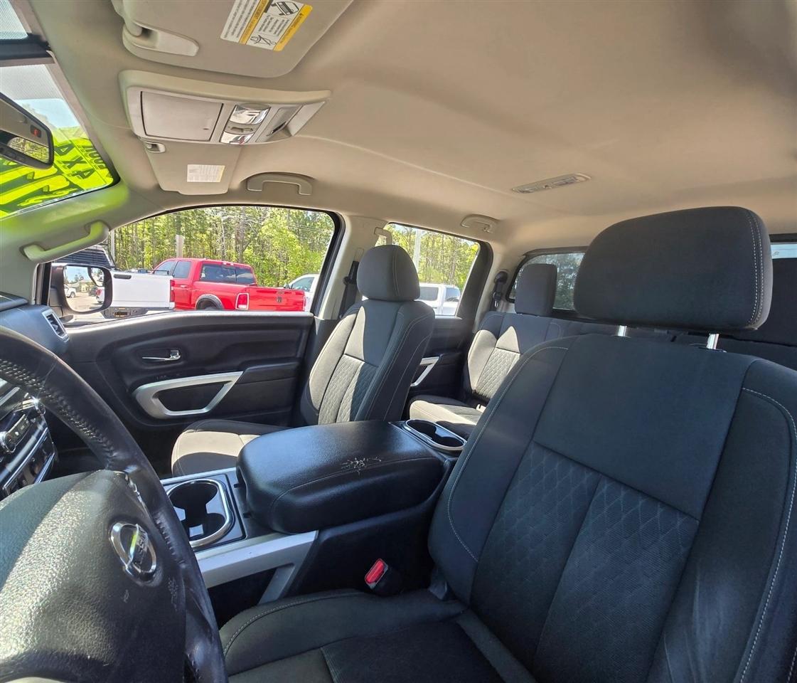 Nissan Titan SV Crew Cab 4WD 2017