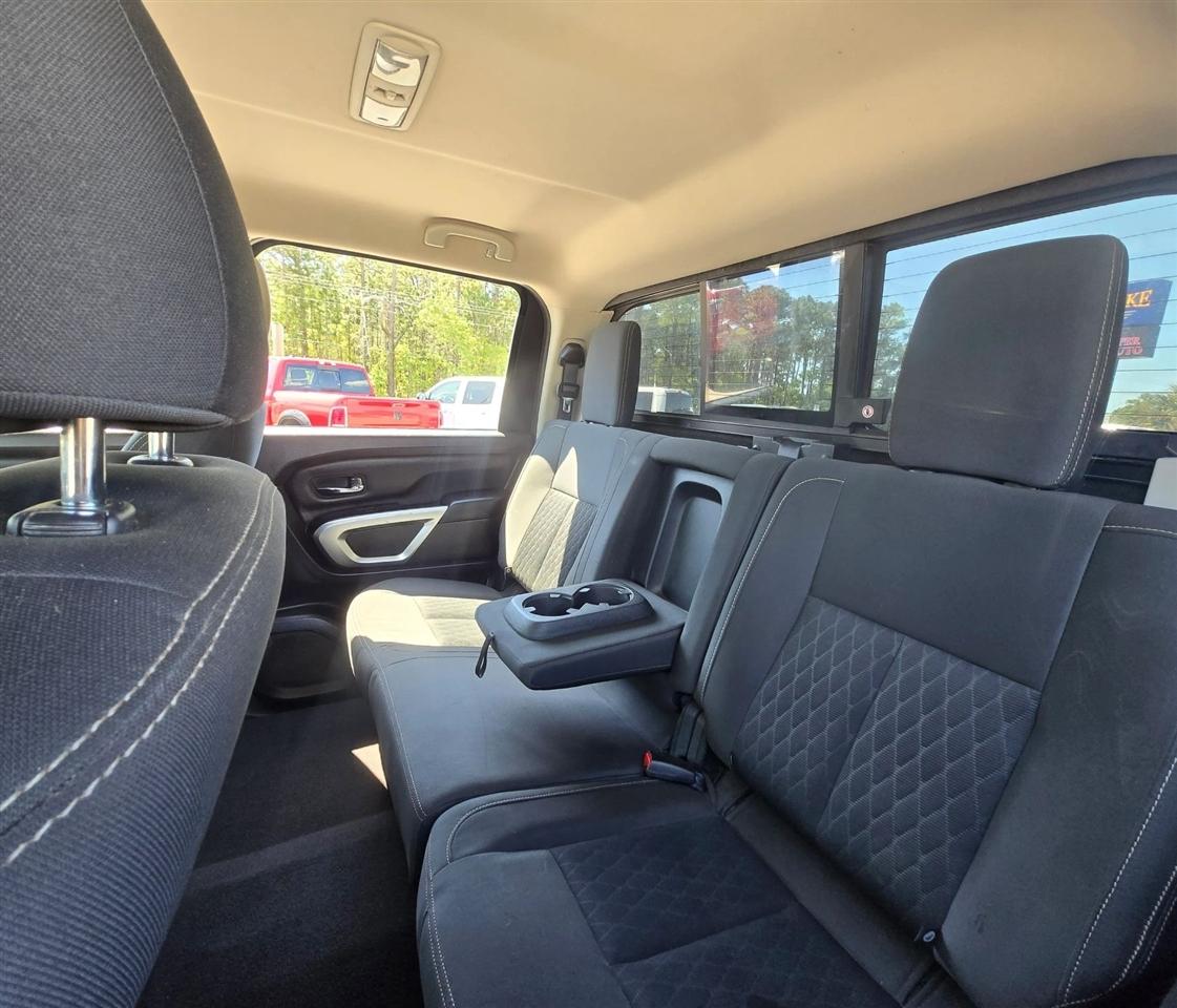 Nissan Titan SV Crew Cab 4WD 2017