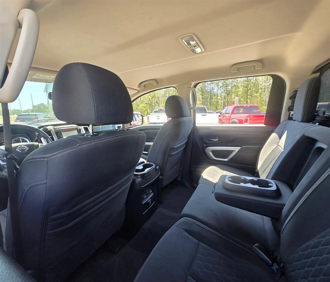 Nissan Titan SV Crew Cab 4WD 2017