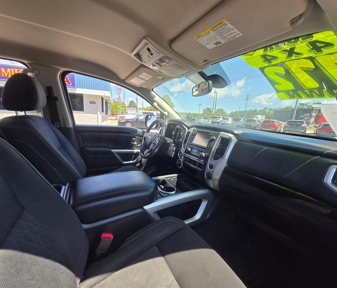 Nissan Titan SV Crew Cab 4WD 2017