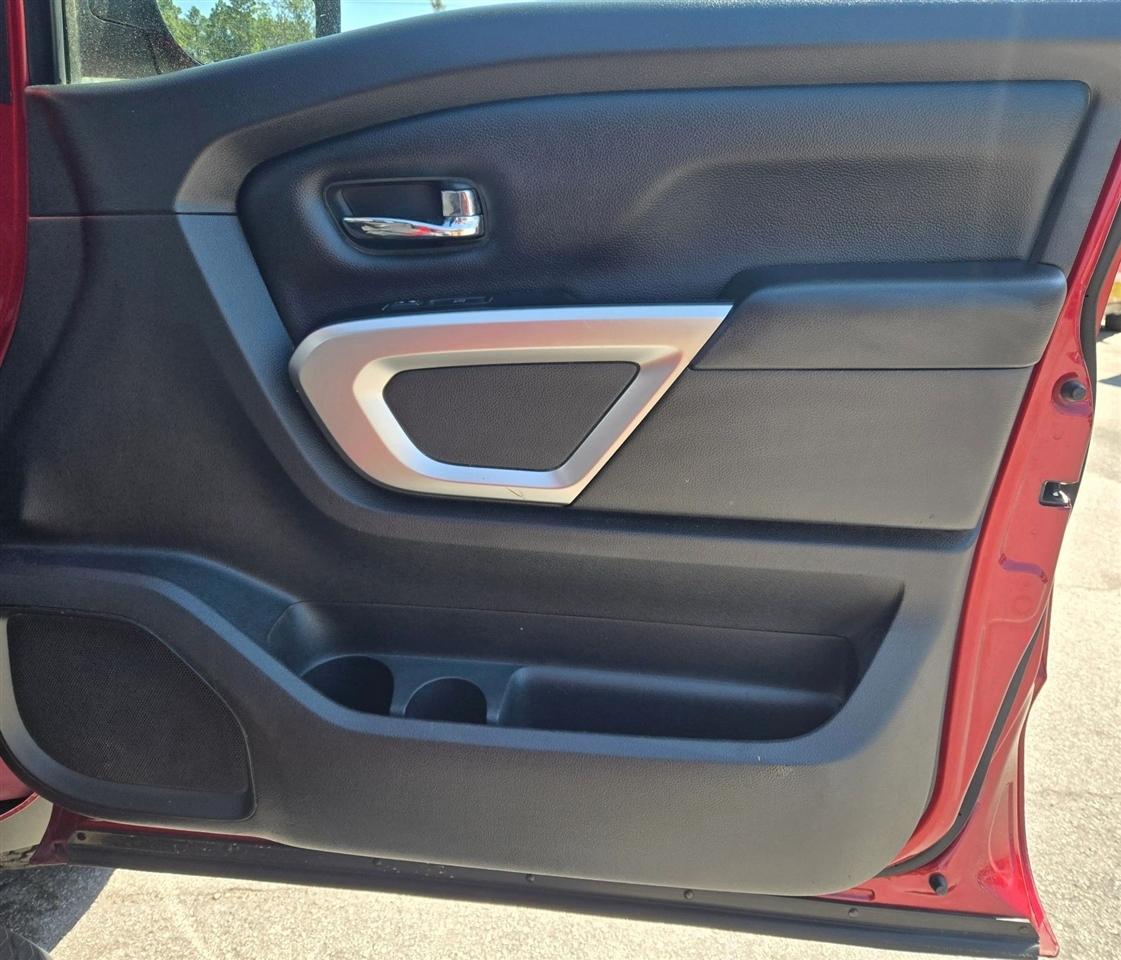 Nissan Titan SV Crew Cab 4WD 2017