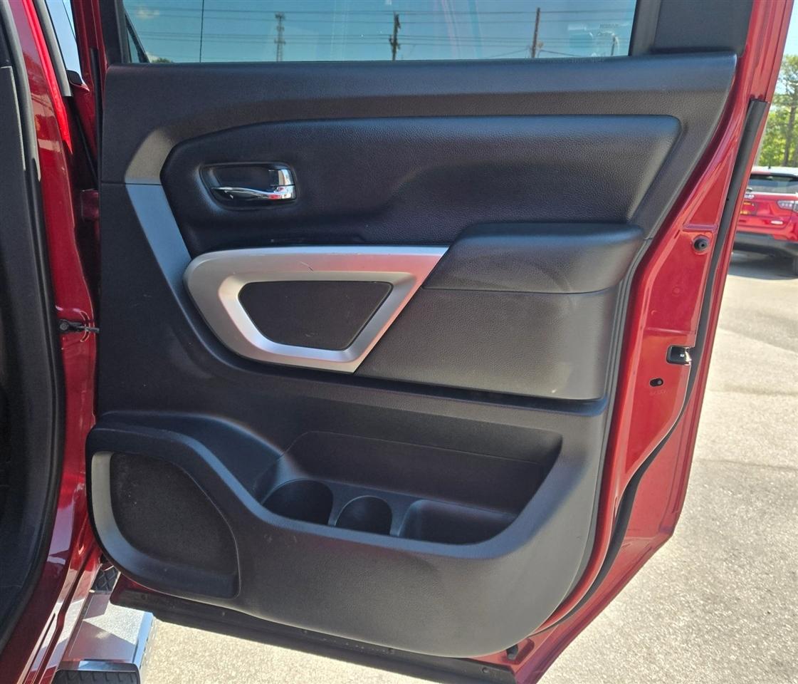 Nissan Titan SV Crew Cab 4WD 2017