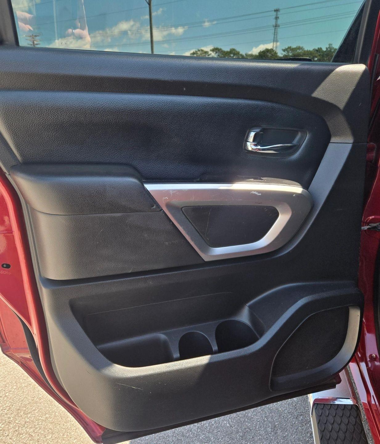 Nissan Titan SV Crew Cab 4WD 2017