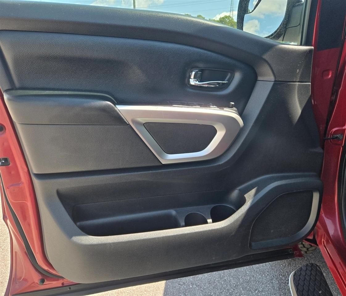 Nissan Titan SV Crew Cab 4WD 2017