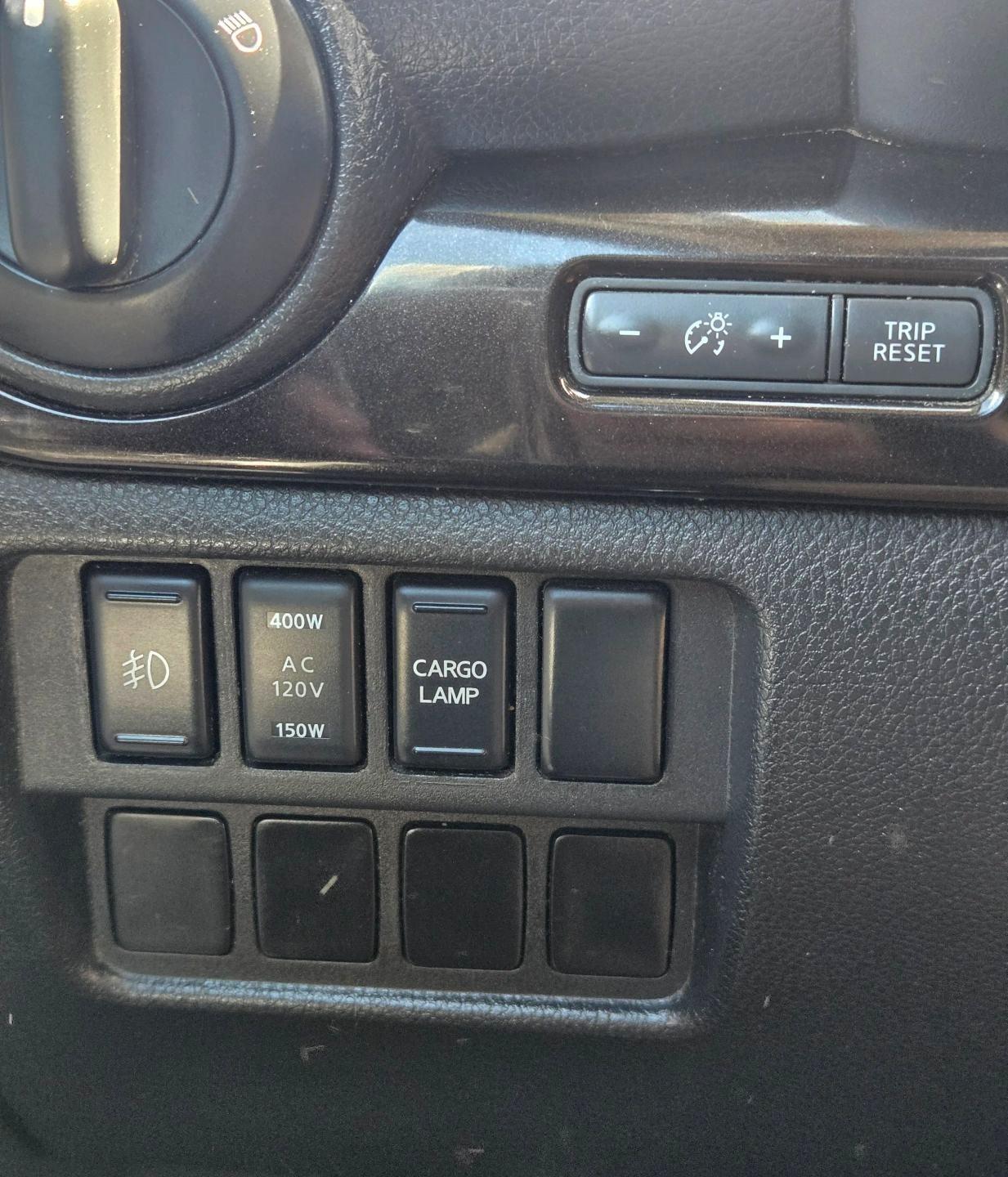 Nissan Titan SV Crew Cab 4WD 2017