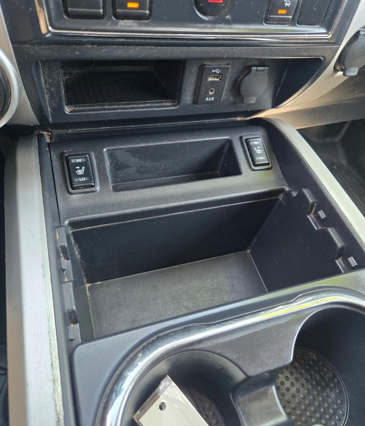 Nissan Titan SV Crew Cab 4WD 2017