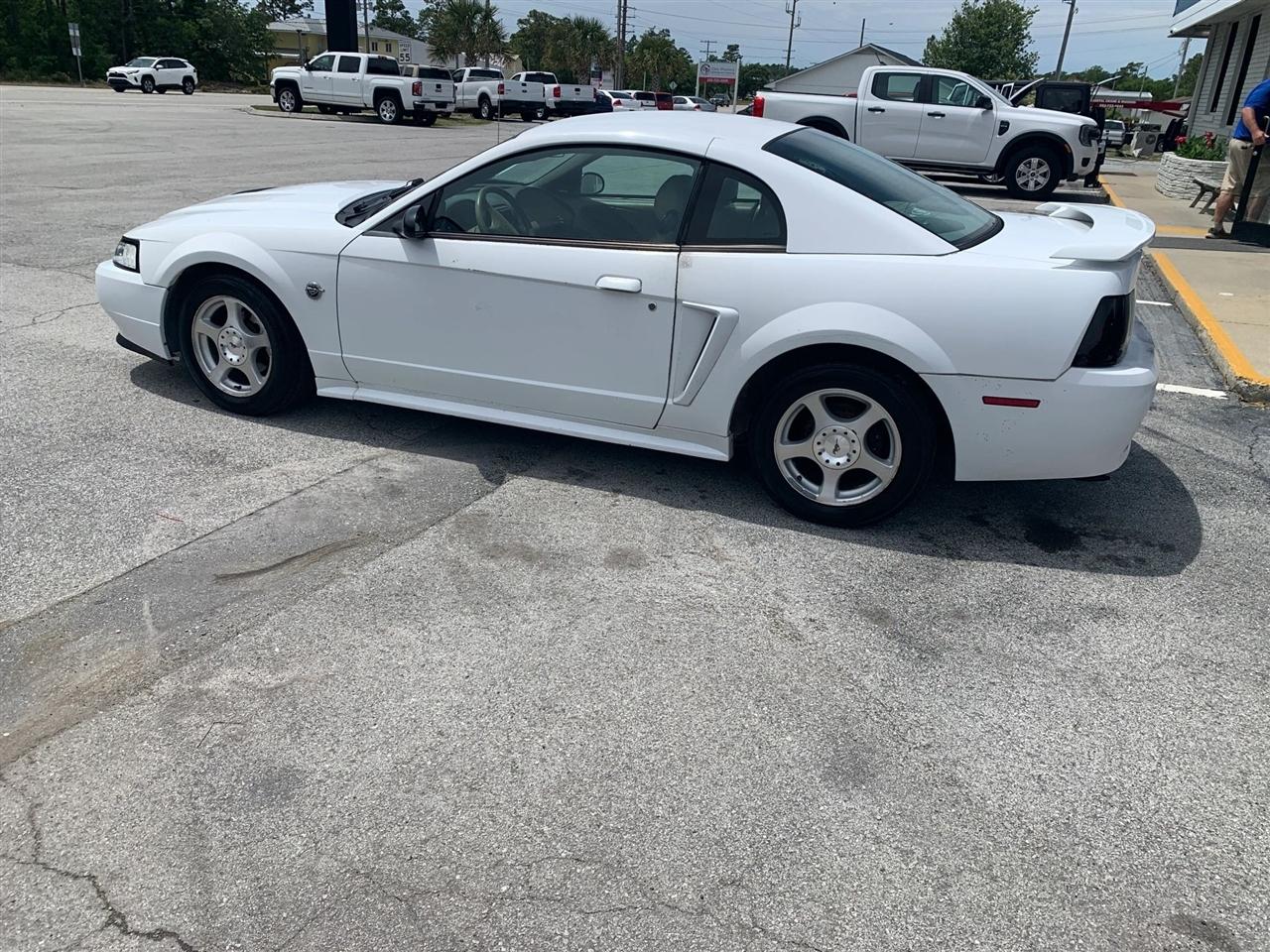 Ford Mustang Deluxe Coupe 2004