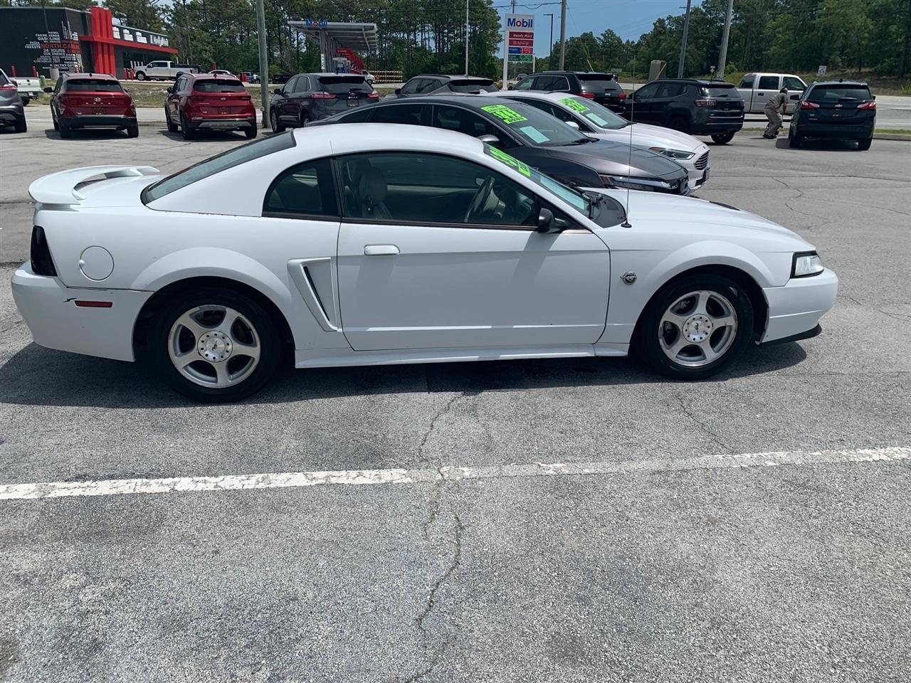 Ford Mustang Deluxe Coupe 2004