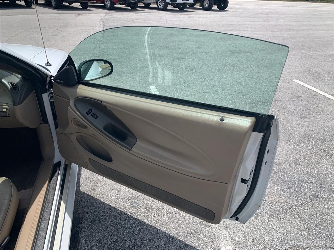 Ford Mustang Deluxe Coupe 2004