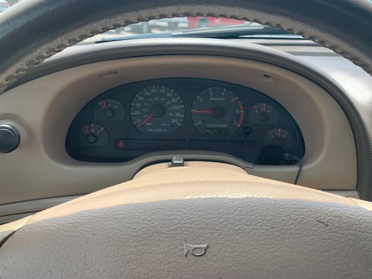 Ford Mustang Deluxe Coupe 2004