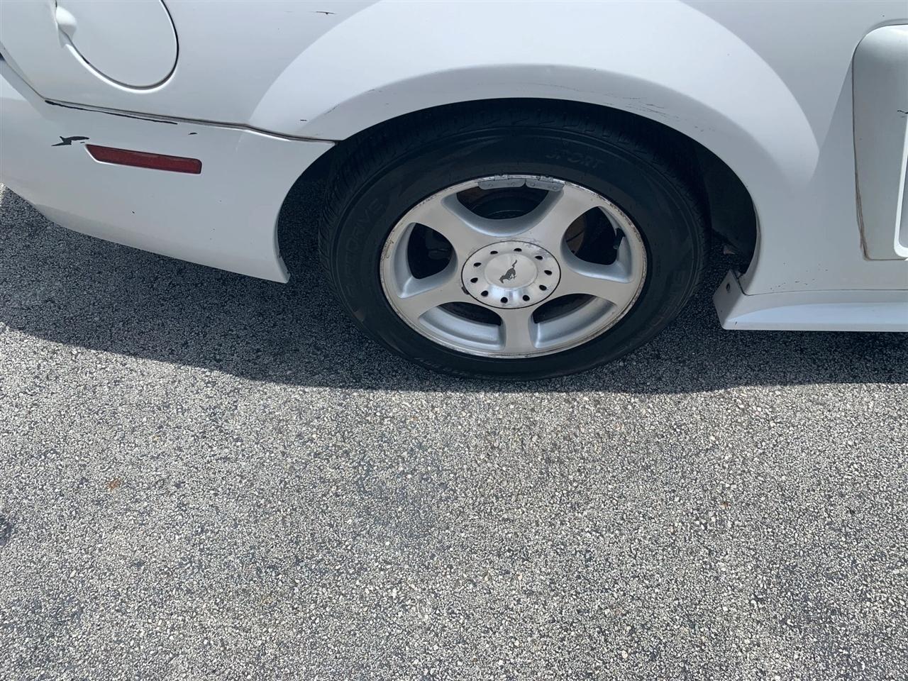 Ford Mustang Deluxe Coupe 2004