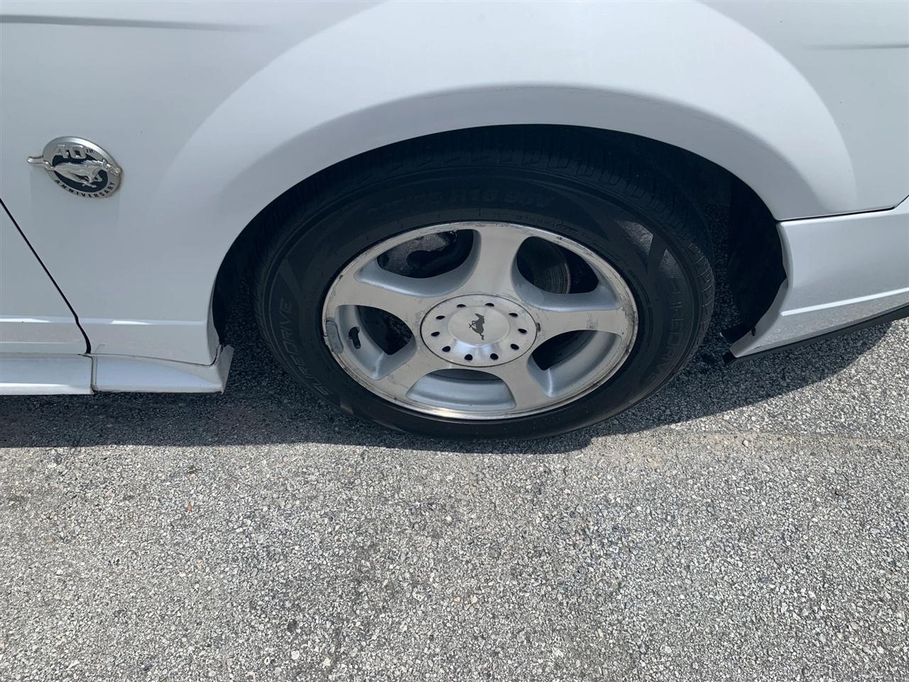 Ford Mustang Deluxe Coupe 2004