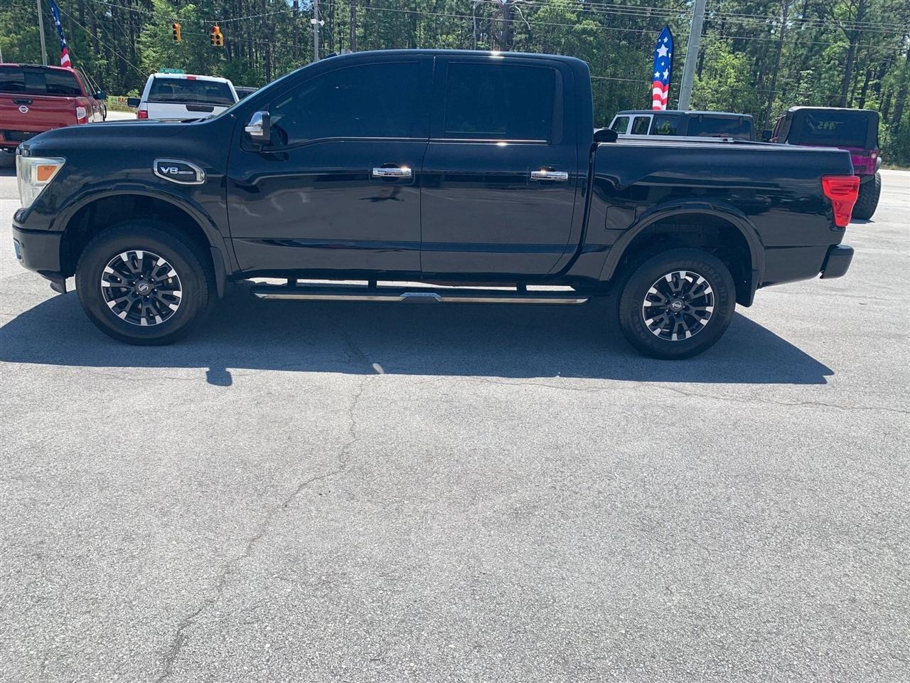 Nissan Titan Platinum Reserve Crew Cab 4WD 2017