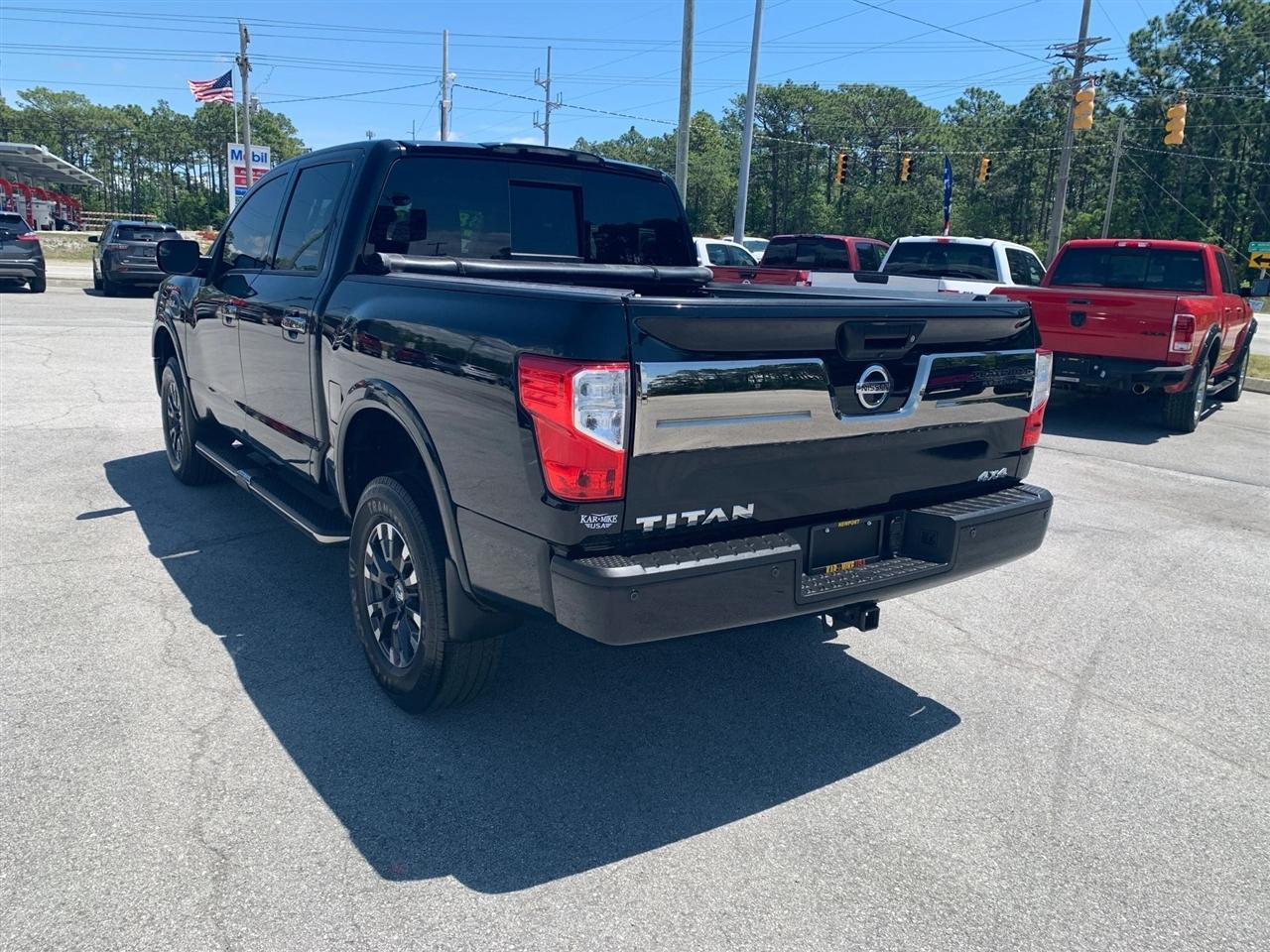 Nissan Titan Platinum Reserve Crew Cab 4WD 2017
